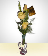 Gelbe Rosen - Kleine Blumenvase mit drei roten Rosen