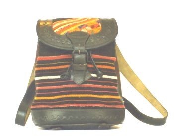 Pequeña cartera tipo mochila de cuero cafe