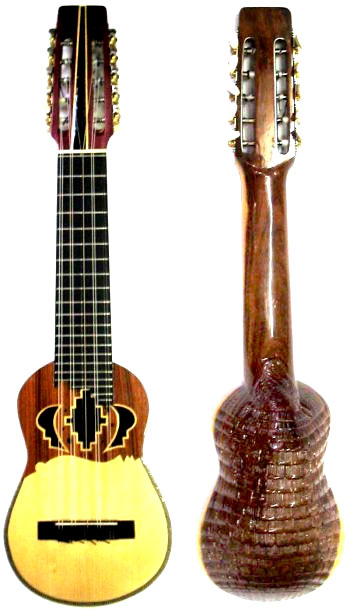 Konzert-Charango aus Jarcaholz mit Gürteltier-Schnitzerei